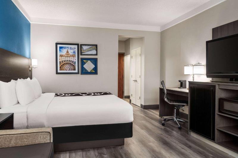 Deluxe King Room image 2