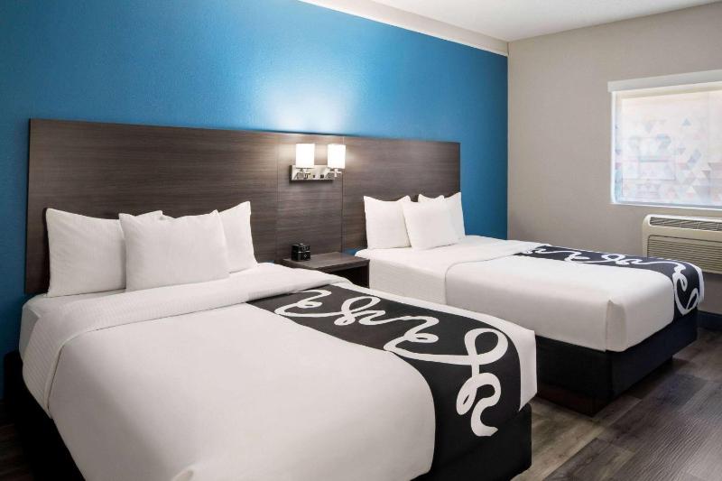 Deluxe Queen Room with Two Queen Beds - Non-Smoking image 2