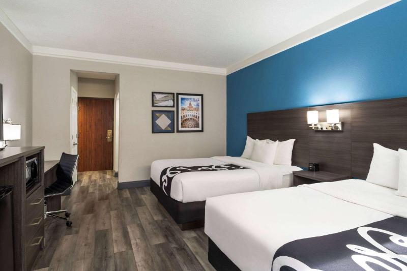 Deluxe Queen Room with Two Queen Beds - Non-Smoking image 4