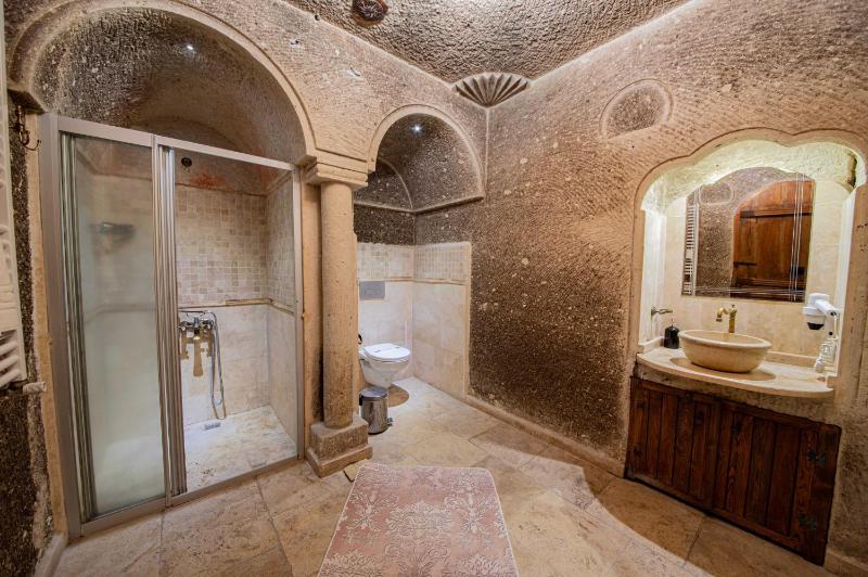 Deluxe Cave Suite image 2