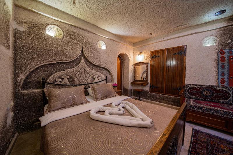 Deluxe Cave Suite image 4