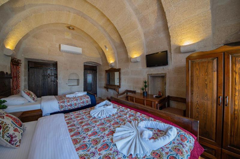 Superior Stone Triple Room image 4