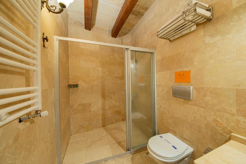 Superior Stone Quadruple Room image 3