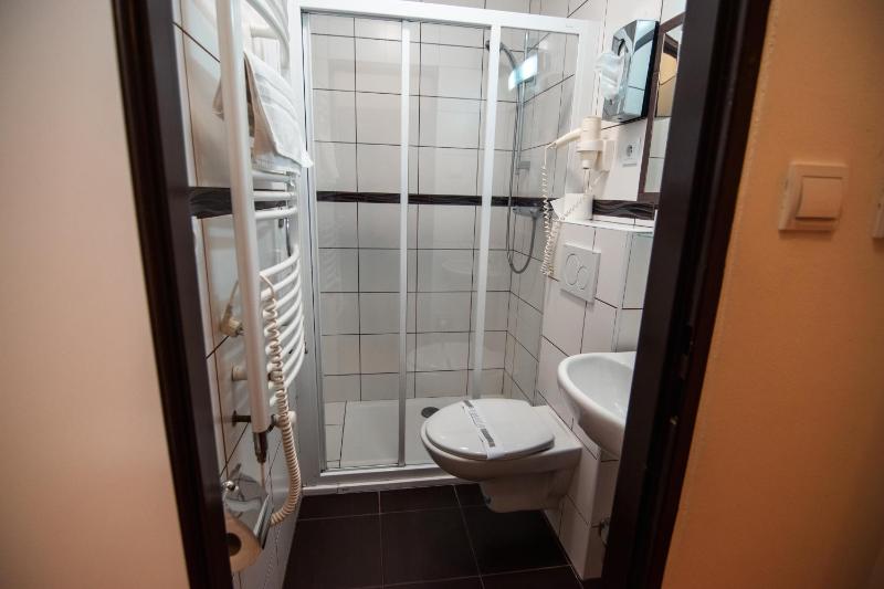 Standard Triple Room image 4