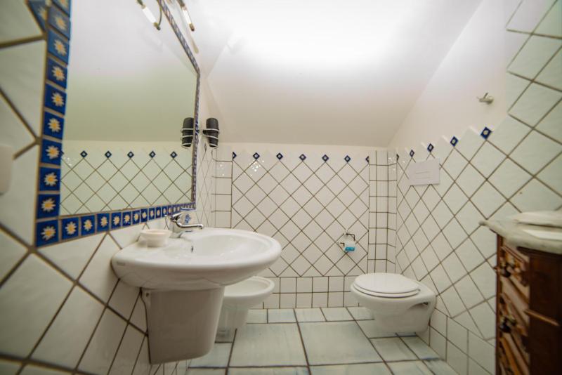  Junior Suite with Spa Bath image 4