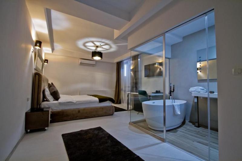 King Room with Balcony image 4