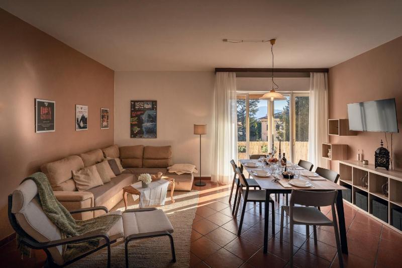 Welcome to Casa di Lucca - Your Friendly Retreat with Terrace and Parking - image 1
