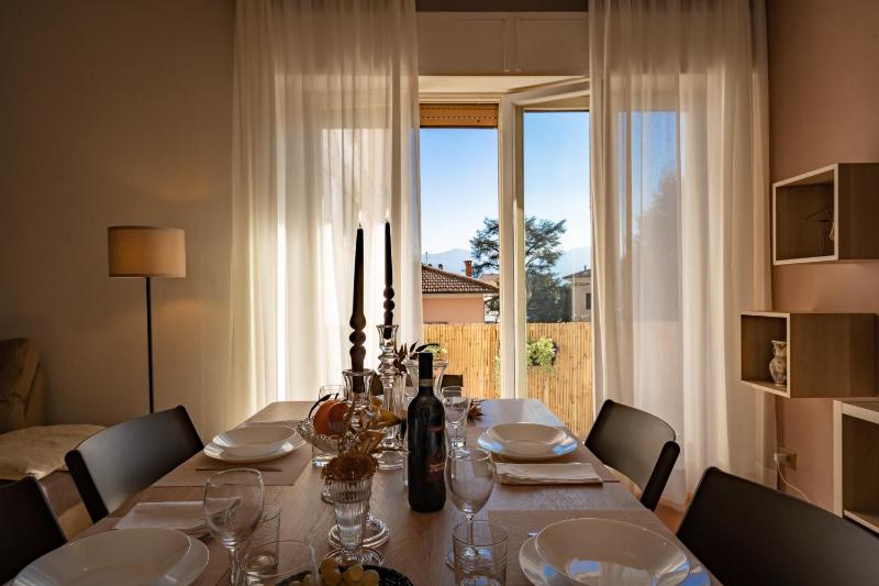 Welcome to Casa di Lucca - Your Friendly Retreat with Terrace and Parking - image 2
