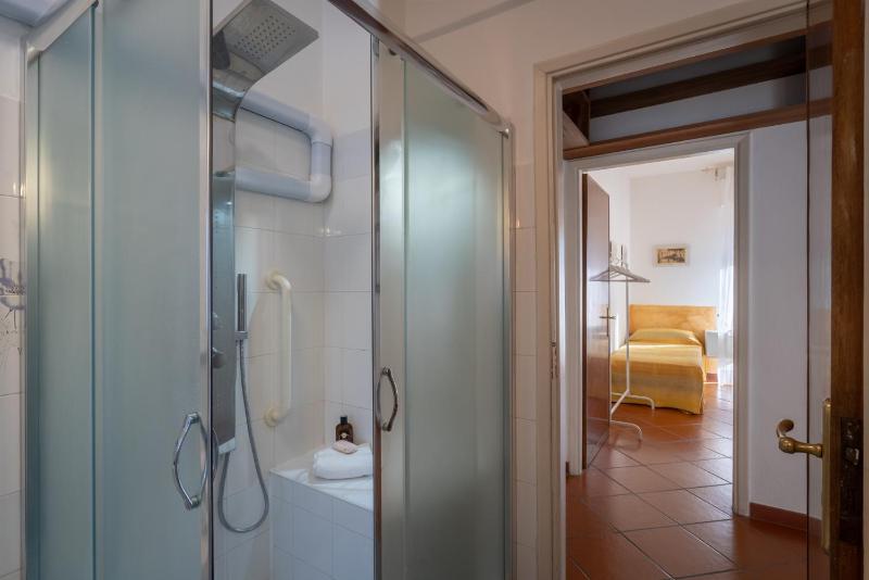 Welcome to Casa di Lucca - Your Friendly Retreat with Terrace and Parking - image 42