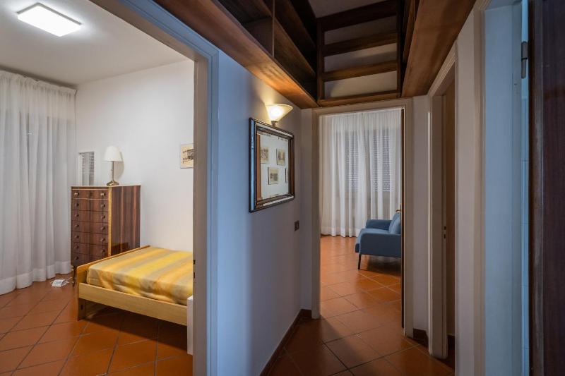 Welcome to Casa di Lucca - Your Friendly Retreat with Terrace and Parking - image 9