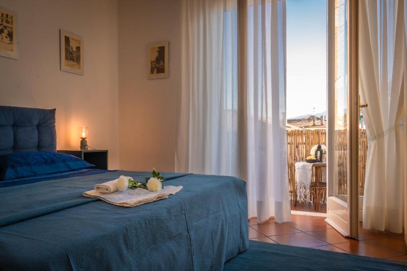 Welcome to Casa di Lucca - Your Friendly Retreat with Terrace and Parking - image 19
