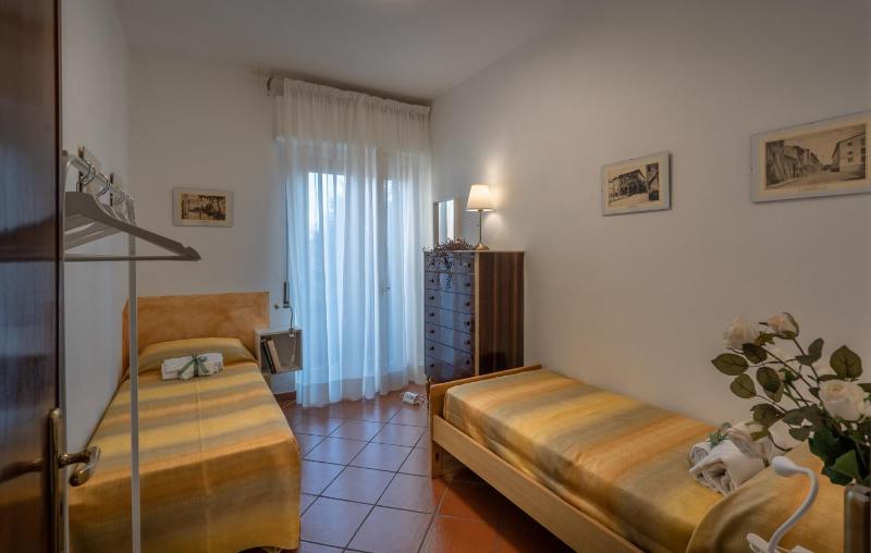 Welcome to Casa di Lucca - Your Friendly Retreat with Terrace and Parking - image 21