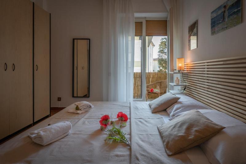 Welcome to Casa di Lucca - Your Friendly Retreat with Terrace and Parking - image 35