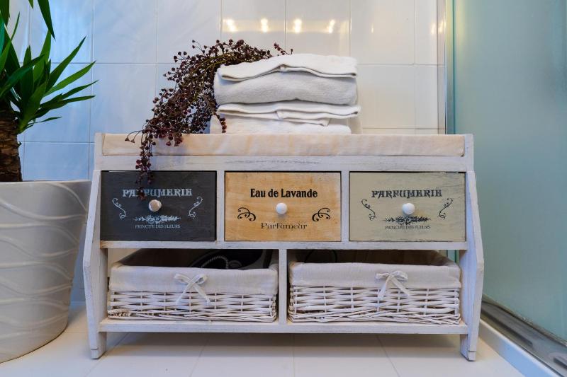 Welcome to Casa di Lucca - Your Friendly Retreat with Terrace and Parking - image 16