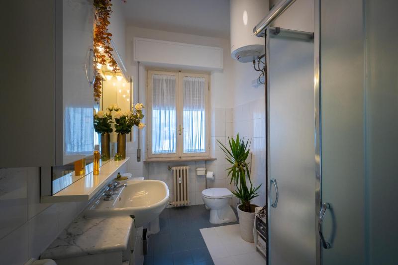 Welcome to Casa di Lucca - Your Friendly Retreat with Terrace and Parking - image 38