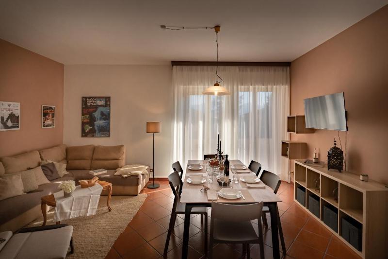Welcome to Casa di Lucca - Your Friendly Retreat with Terrace and Parking - image 14