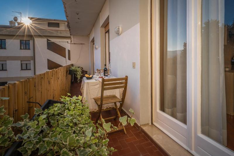 Welcome to Casa di Lucca - Your Friendly Retreat with Terrace and Parking - image 6