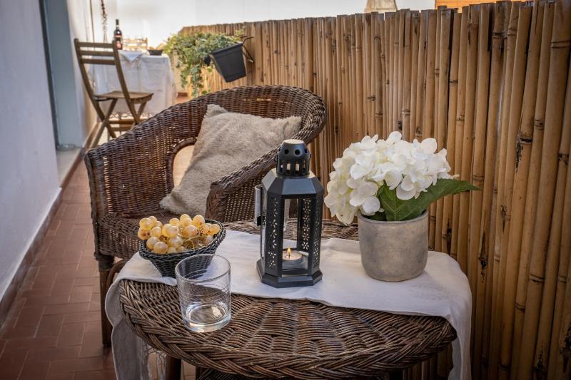 Welcome to Casa di Lucca - Your Friendly Retreat with Terrace and Parking - image 4