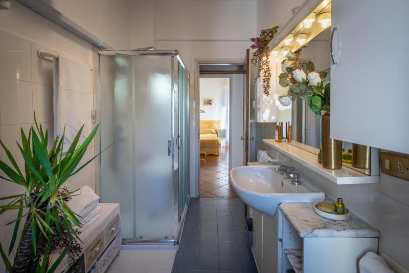 Welcome to Casa di Lucca - Your Friendly Retreat with Terrace and Parking - image 41