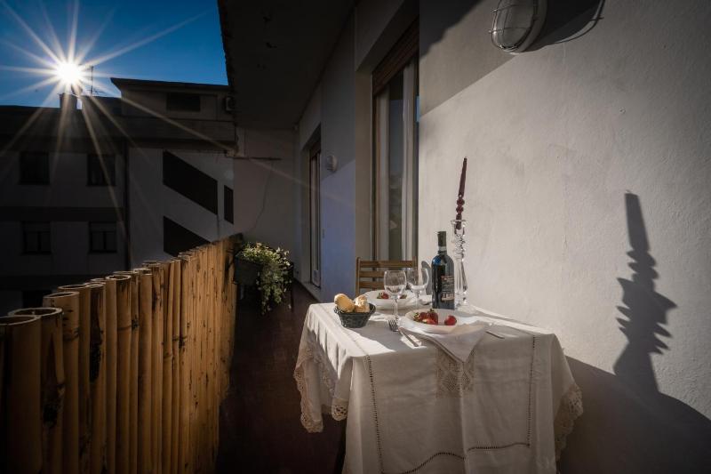 Welcome to Casa di Lucca - Your Friendly Retreat with Terrace and Parking - image 28