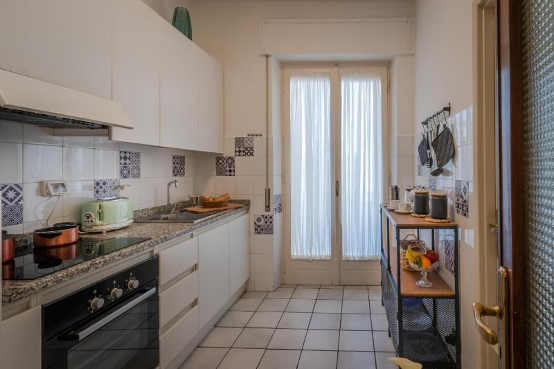 Welcome to Casa di Lucca - Your Friendly Retreat with Terrace and Parking - image 25