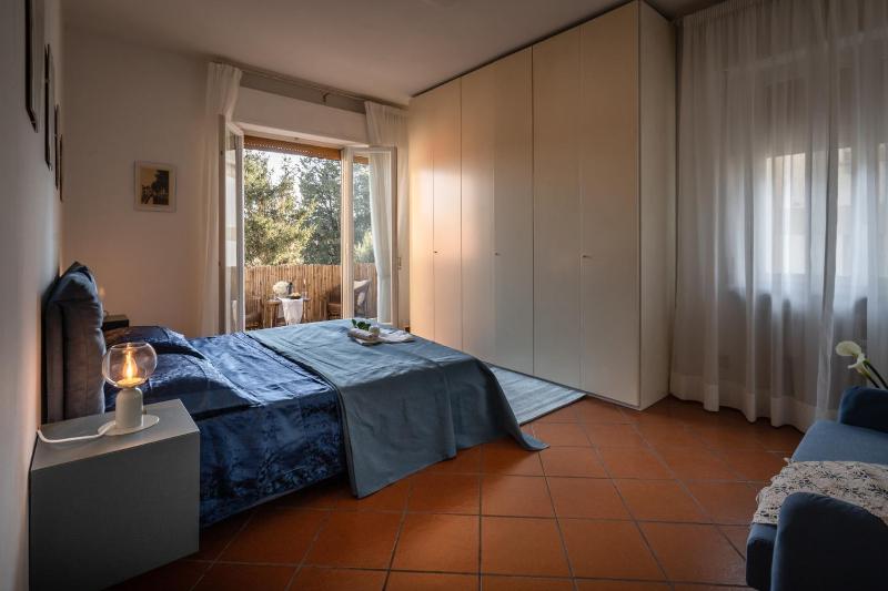 Welcome to Casa di Lucca - Your Friendly Retreat with Terrace and Parking - image 23