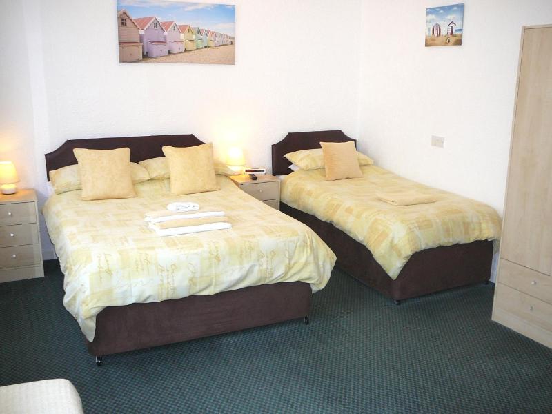 Family Room (2 Adults + 1 Child) image 3