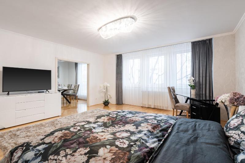 Beautiful three bedrooms apartment with free parking close to the Danube Coast - image 2