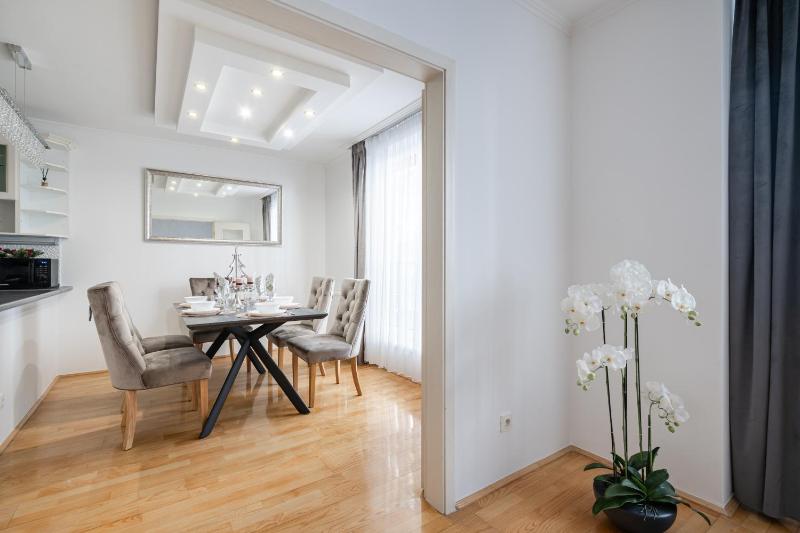 Beautiful three bedrooms apartment with free parking close to the Danube Coast - image 16