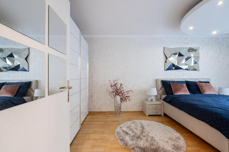 Beautiful three bedrooms apartment with free parking close to the Danube Coast - image 7