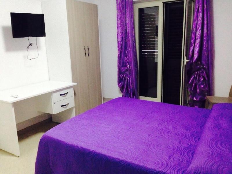 Deluxe Double Room with Balcony image 2
