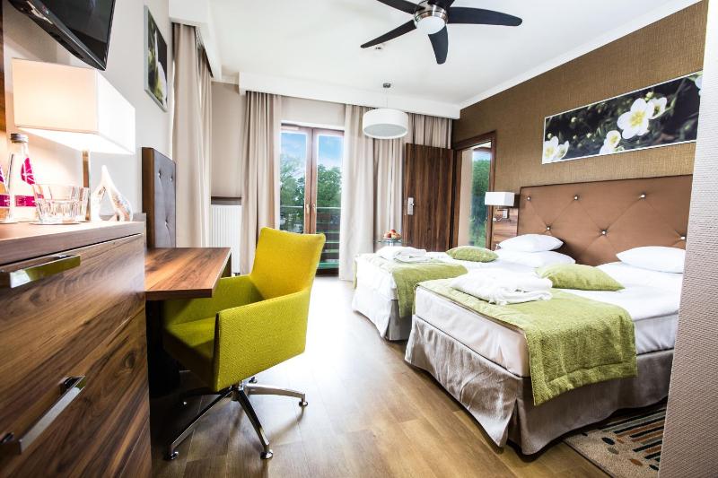 Twin Room with Balcony image 3