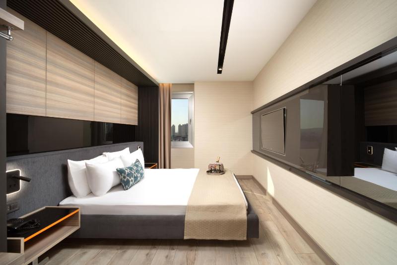 Deluxe Suite with Kitchen image 3