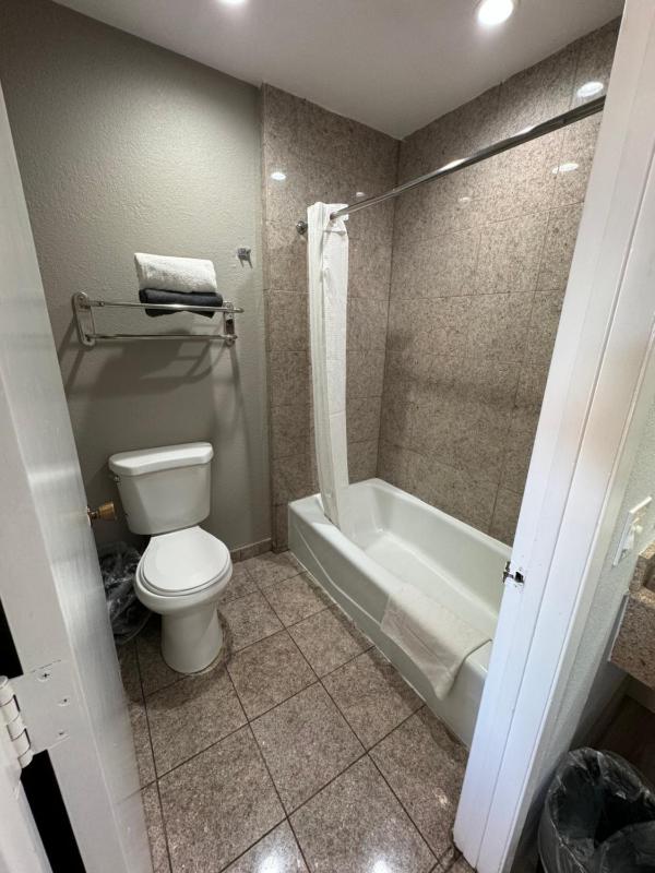 Queen Room image 2