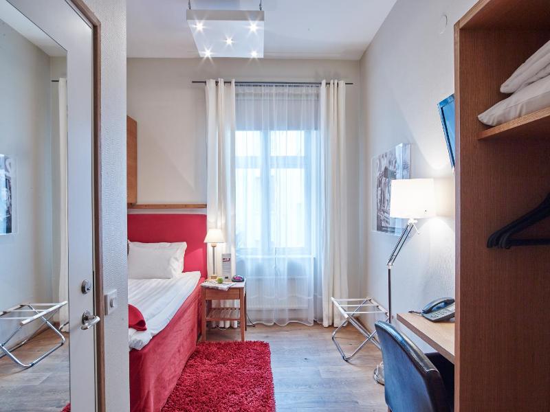 Standard Single Room image 3