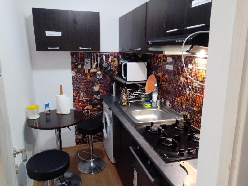 Hostel Florentin Camere Bai Comune acces bucatarie Cheap private rooms shared bathrooms kittchen laundry machine access Netflix - image 4