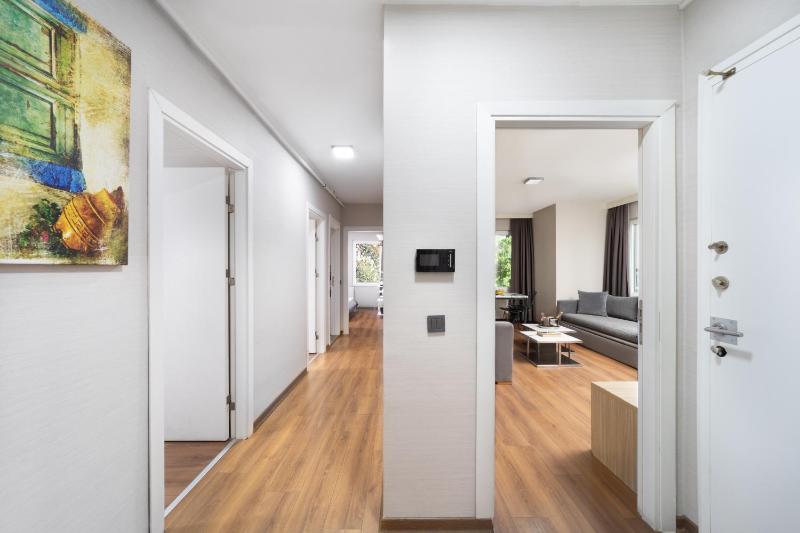 King Suite with Balcony image 3