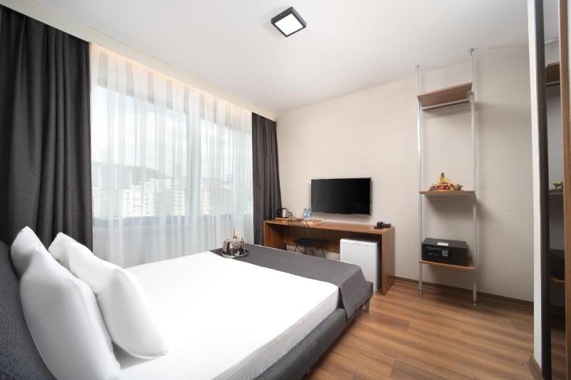 Double Room with Balcony image 4