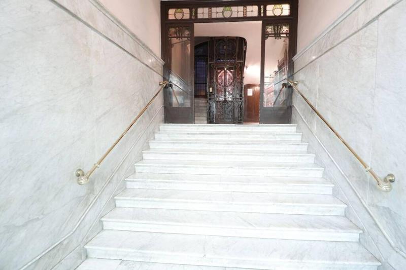 Prime Location Modern Stay - image 15