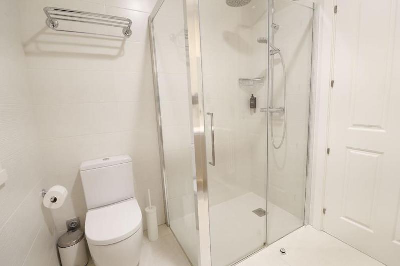 Prime Location Modern Stay - image 6