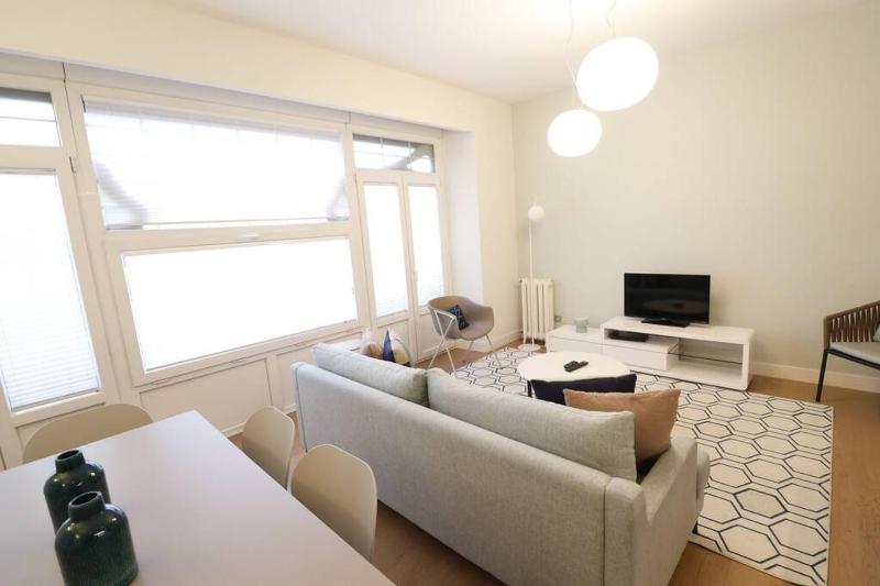 Prime Location Modern Stay - image 13