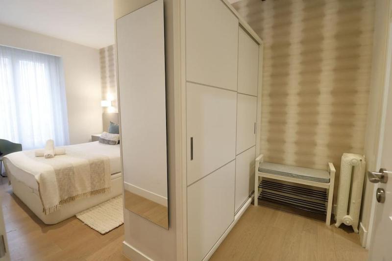 Prime Location Modern Stay - image 10