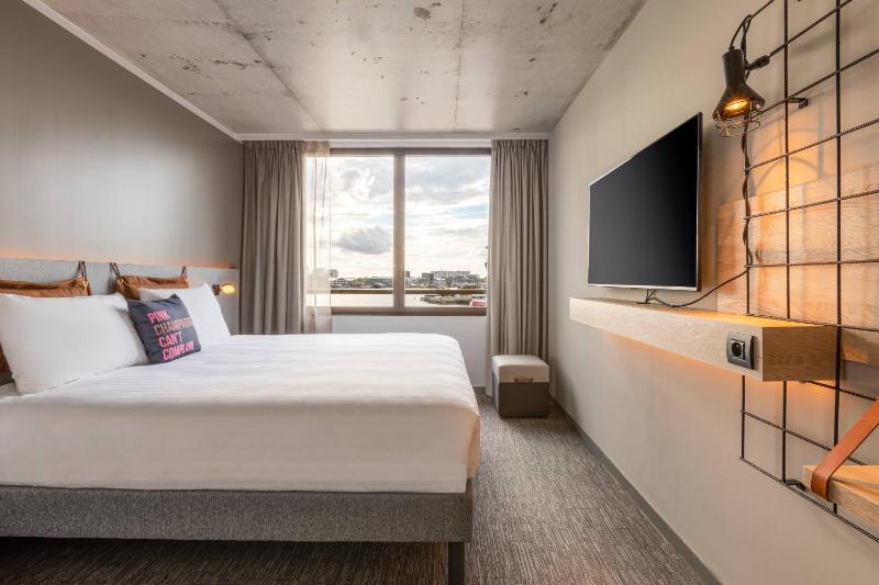 Moxy Harbor Sleeper Room with Harbor View image 1