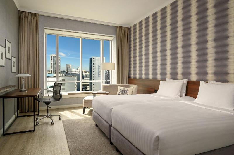 Deluxe Twin Room High Floor image 4