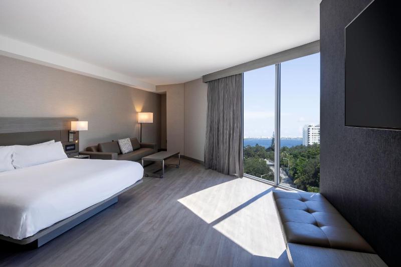 Guest room, 1 King, Sofa bed, Bay view, Corner room image 1