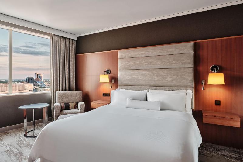 Superior, Guest room, 1 King image 4