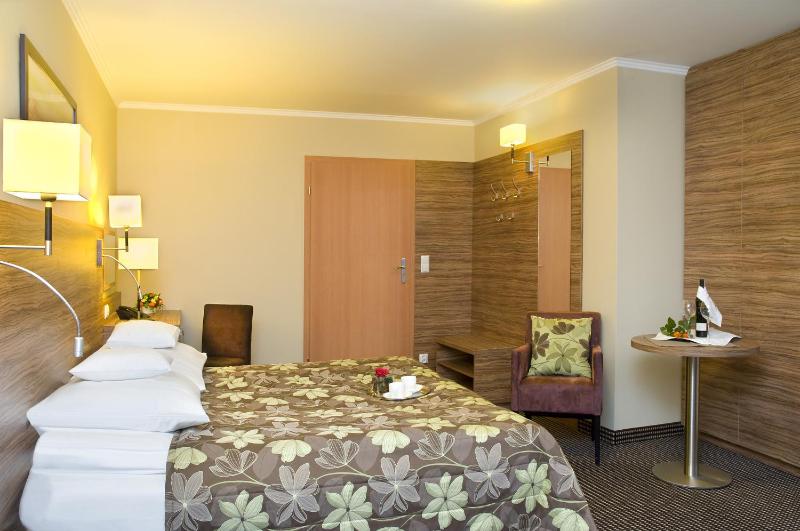 Deluxe Double  Room with Private Bathroom image 2
