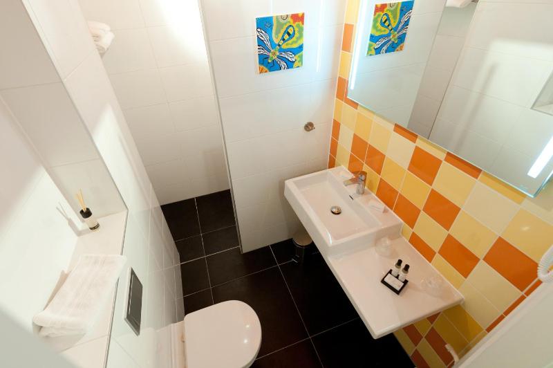 Art Double Room image 3