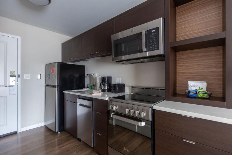 1 Bedroom Suite, 1 Queen, Sofa bed image 3