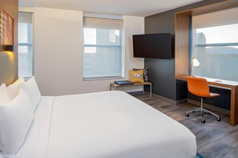 Guest room, 1 King, City view, Corner room image 1